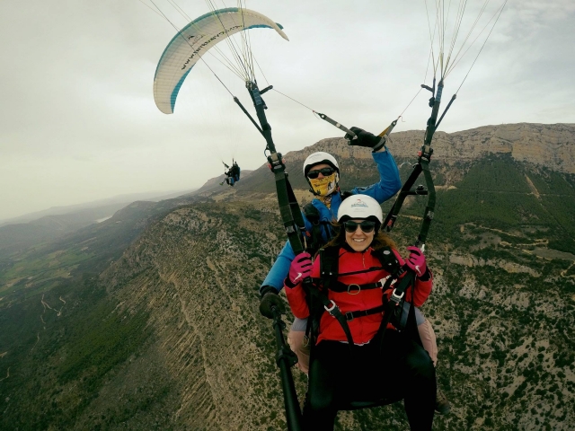 Parapentes entre las montañas