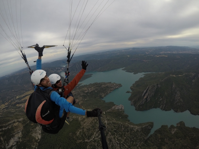Disfrutando de paisajes únicos desde el parapente
