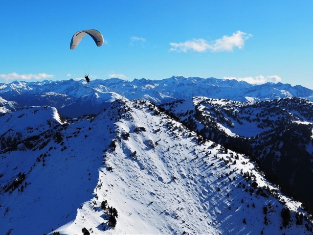 Parapente sobre las montañas nevadas