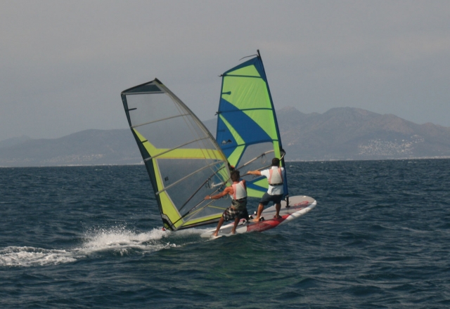 A dúo - Windsurf tándem.