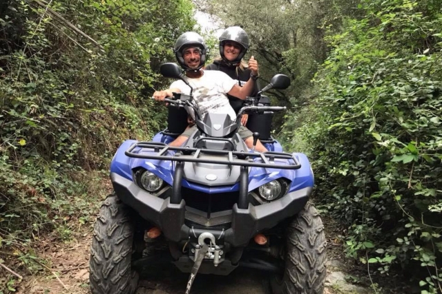 Pilotando un quad por el campo