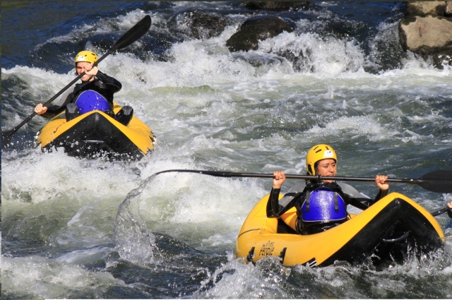 Canoa raft en el rio galego