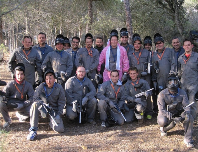 Grupo de paintball con la cara descubierta