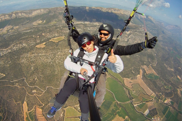 Disfrutando del vuelo en parapente