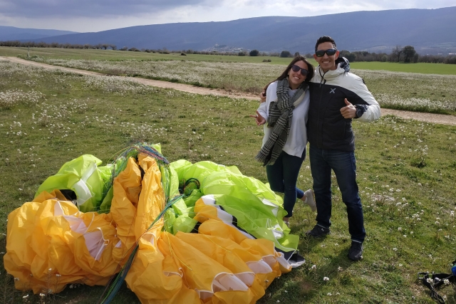 Felicidad después de terminar el vuelo en parapente