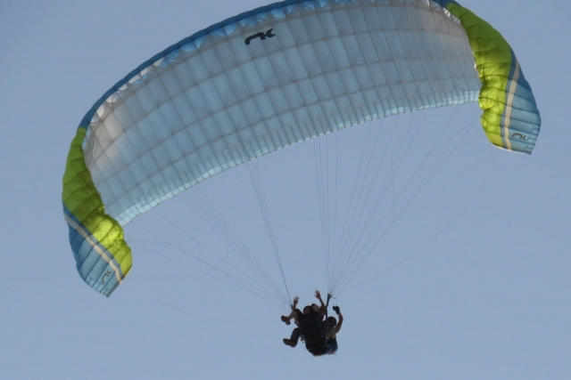 Volando en parapente junto al instructor