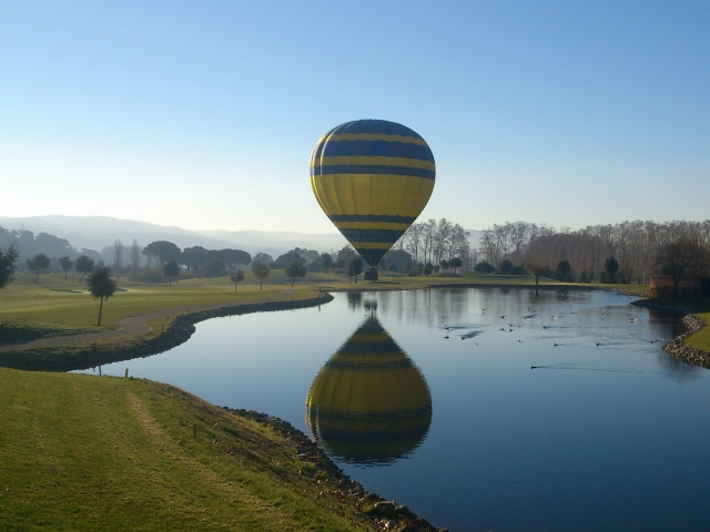 Balão refletido na água 