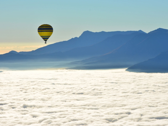  Superando as nuvens em um balão 