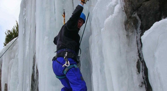 Por paredes y cascadas de hielo