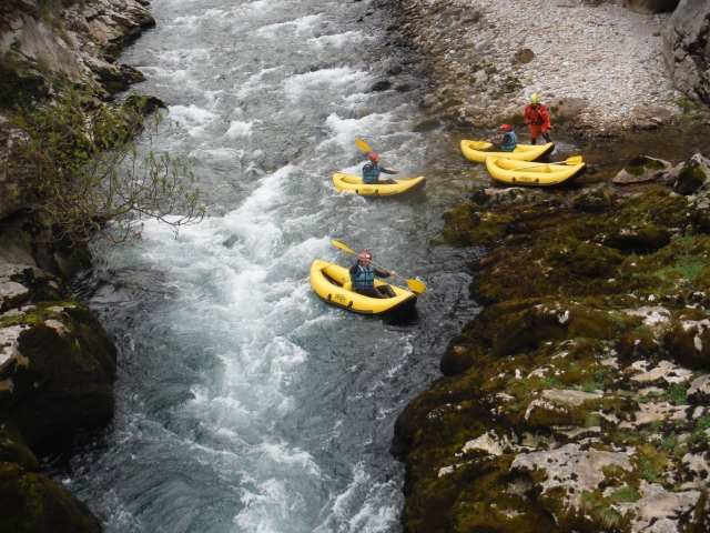 Canoa raft en Cantabria