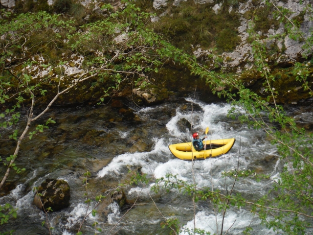 En canoa por aguas bravas