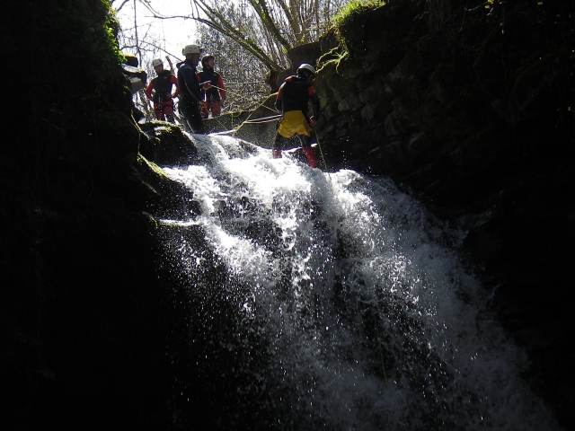Descenso de rappel por el torrente