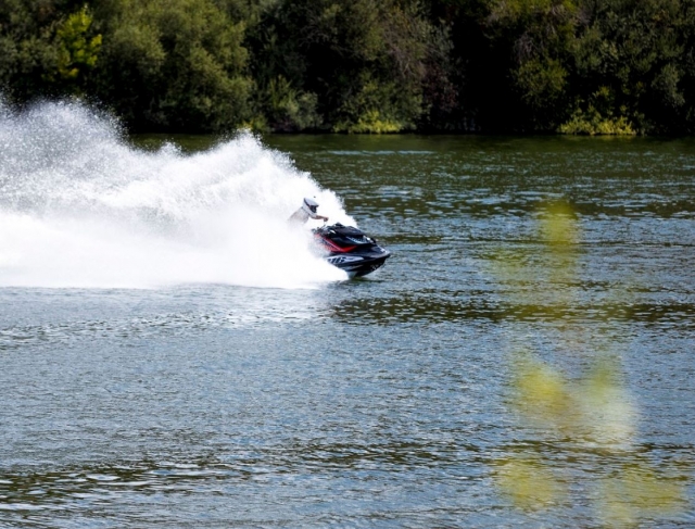 e-1663-acelerando-la-moto-de-agua-en-el-embalse14659007647076.jpg