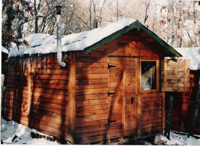 Cabaña nevada en el campamento