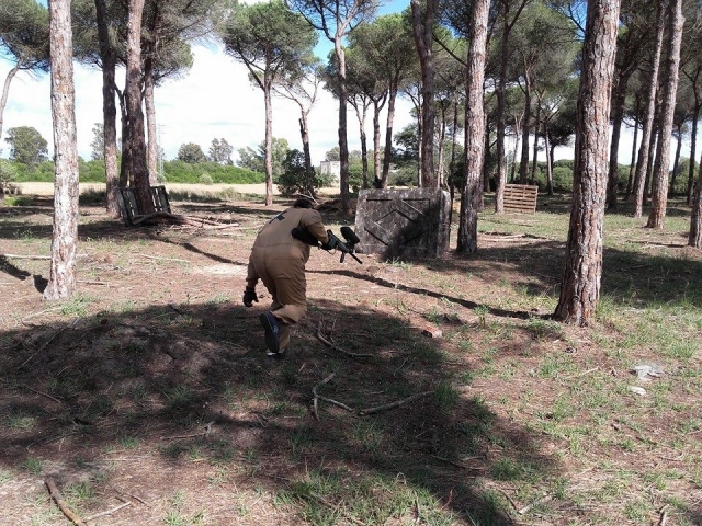 Jugador corriendo agachado