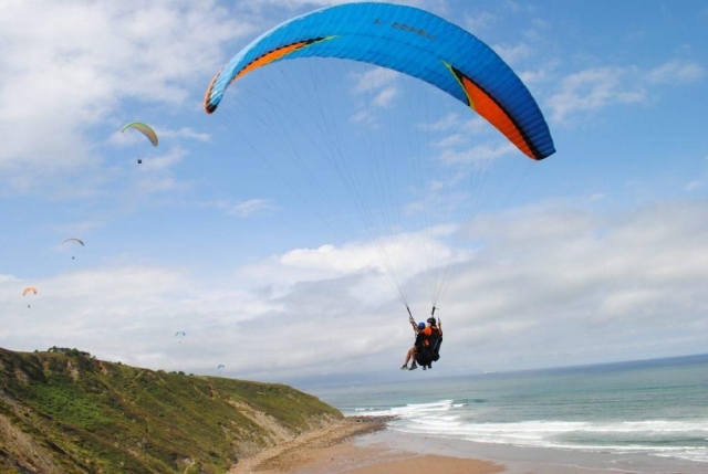 Disfrutando de la costa de Vizcaya con el parapente