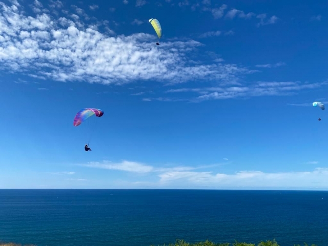 Disfrutando de las vistas durante un vuelo en parapente