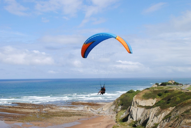 En las playas de Vizcaya volando en parapente