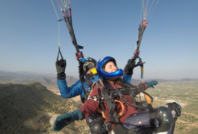 Cerrando los ojos en el aire
