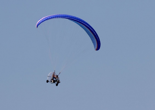 Paramotor biplaza en vuelo