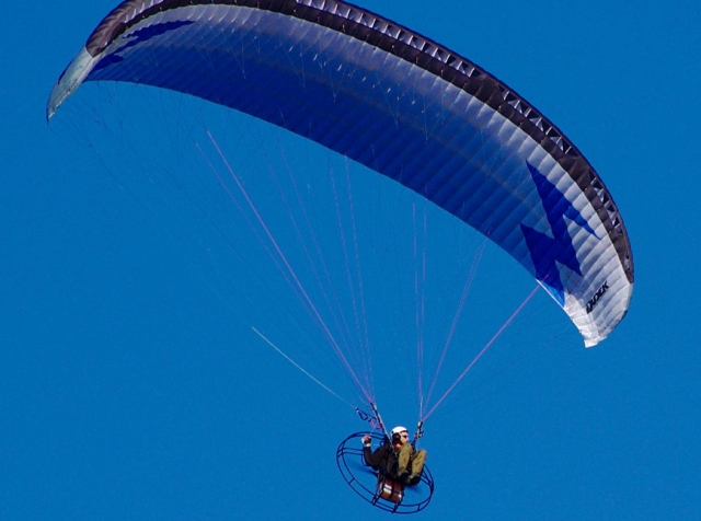 Paramotor de vela azul