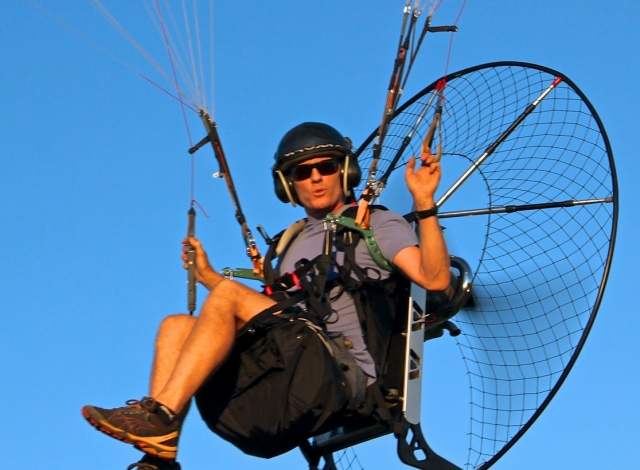 Piloto de paramotor en vuelo