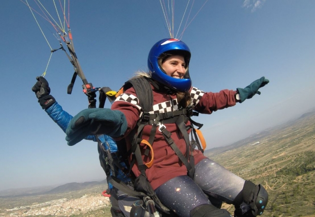 Abriendo los brazos en vuelo