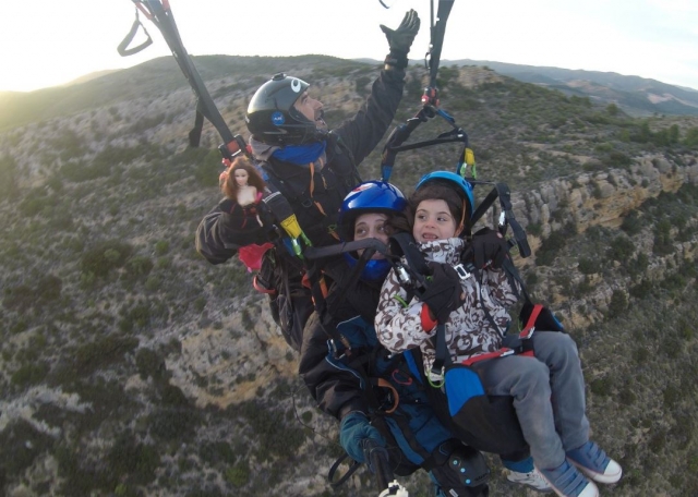 Peque y mami en el parapente