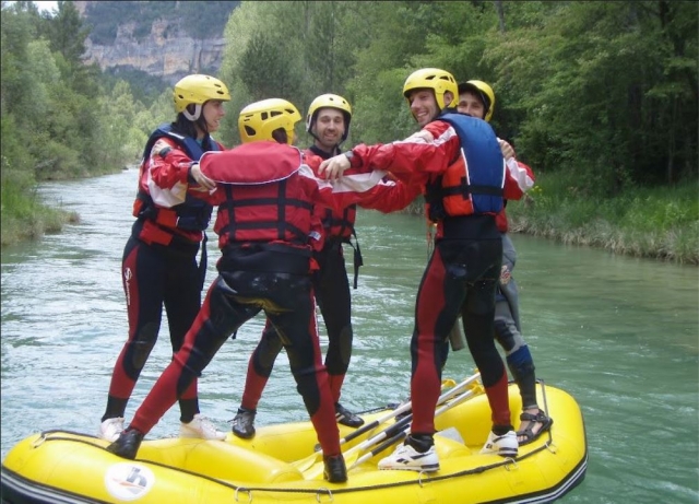  Auf dem Rafting-Floß in Buendia stehen 