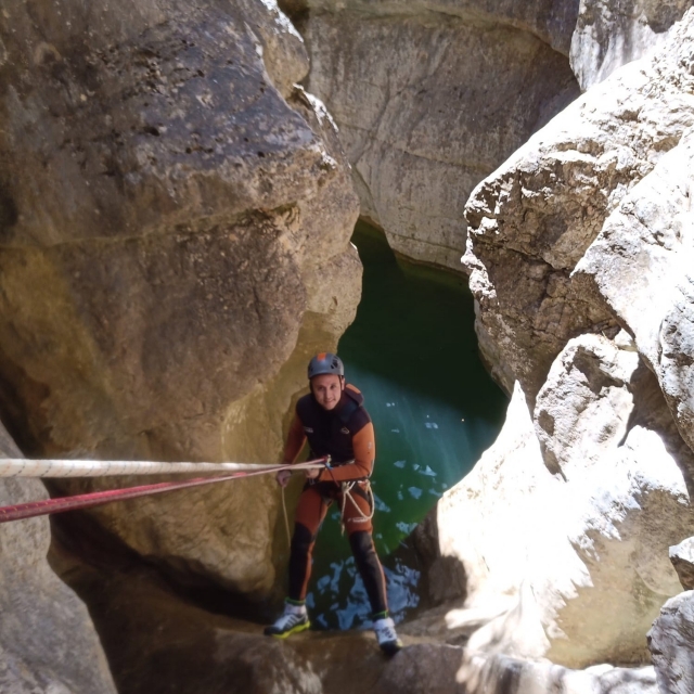 In der Schlucht in den Fluss springen 
