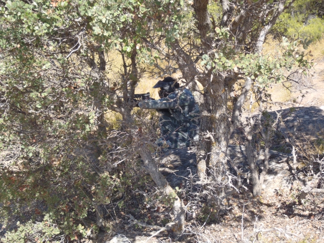  Mitten in einem Paintball-Spiel