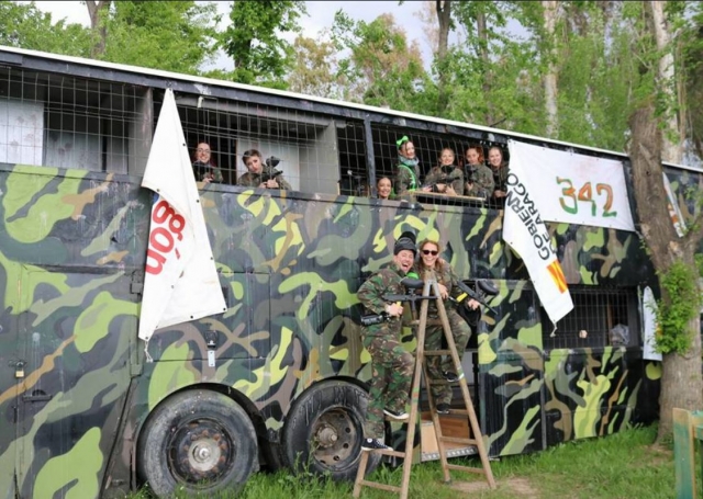 Autobus con pintura de camuflaje