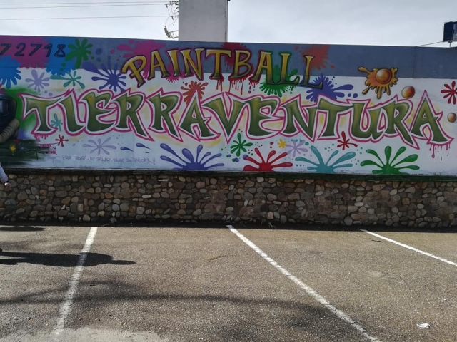 Zona de parking en el campo de paintball