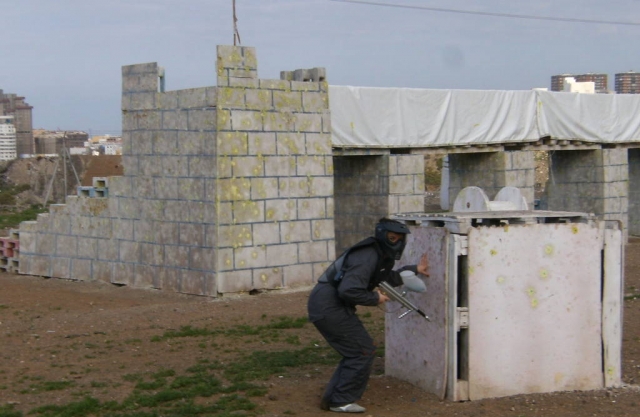  Joueur de paintball accroupi 
