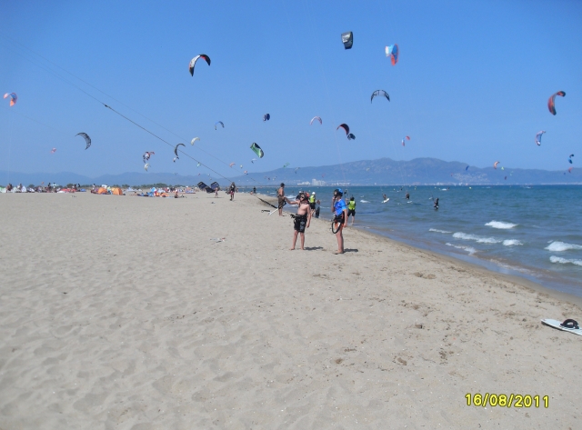  在 Sant Pere Pescador 风筝冲浪 