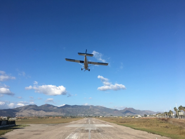 Avioneta aterrizando en la pista
