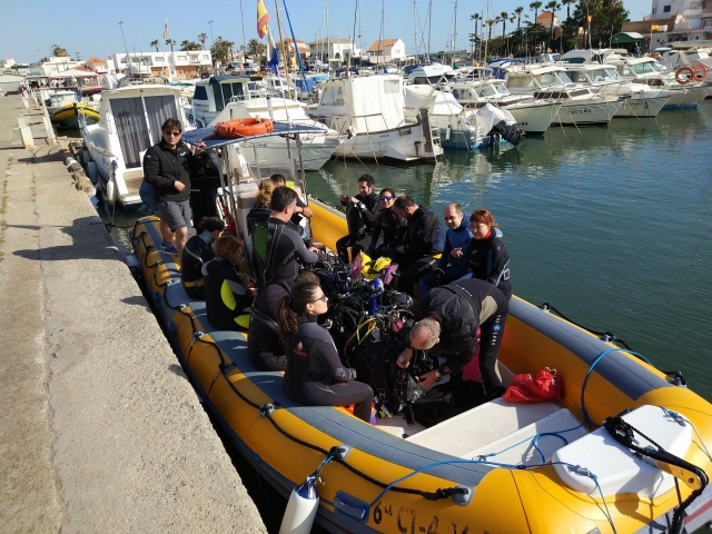 Buceadores a bordo del barco en Murcia