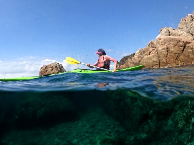 Explora el fondo marino a bordo de un kayak