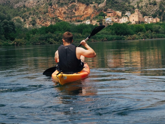 Navega a bordo de un kayak