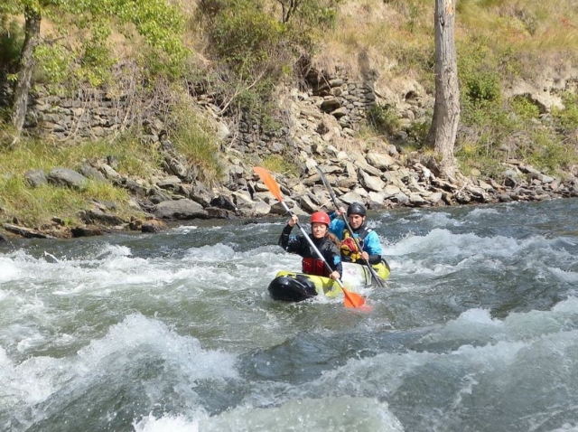 Canoa biplaza en aguas bravas