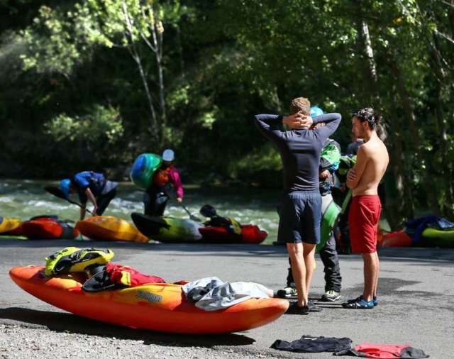 Esperando para subirse a la canoa