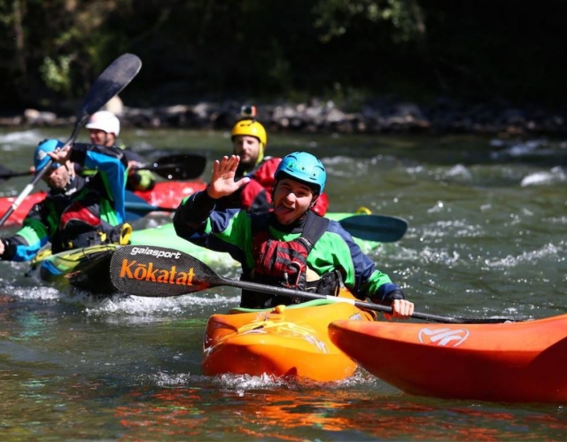 Saludando desde la canoa en el rio