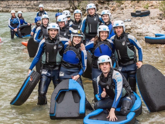  Hydrospeed-Gruppe im Fluss in Huesca 