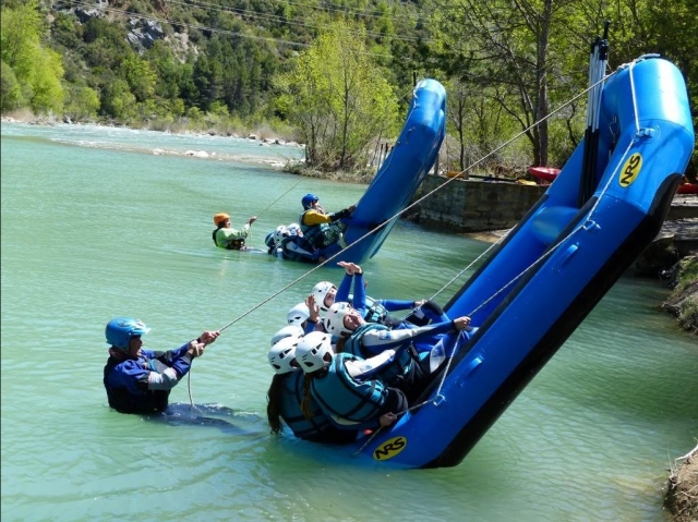  Monitore, die die Rafting-Flöße umwerfen 