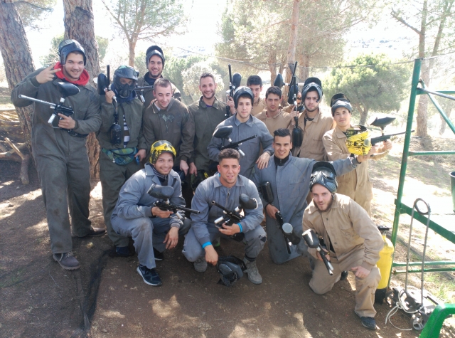 Chicos con la equipacion para la batalla en Madrid