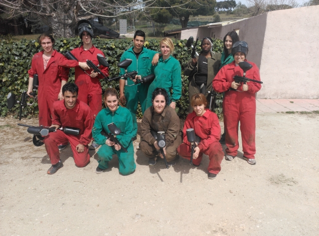 Equipo de paintball con monos de colores