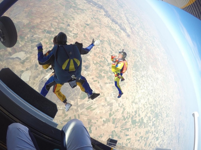 e-2649-salto-en-paracaidas-cerca-de-madrid14945131076233.jpg