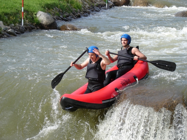 Descendiendo por la cascada en un kayak hinchable biplaza