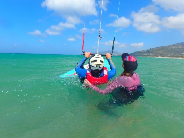 Apoyo al alumno de kite en el agua