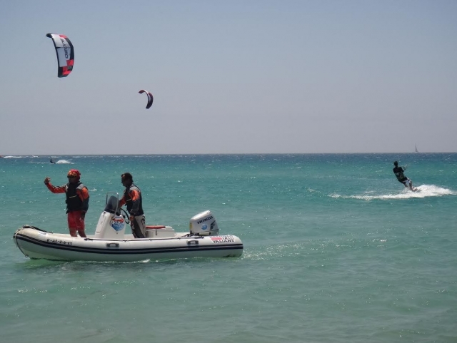 Embarcacion de seguridad para el curso de kite